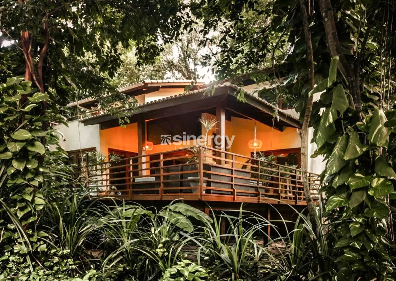 House in Casa à venda no Condomínio Pipa Hills, em Praia da Pipa/RN, com 3 quartos, 2 suítes e localização privilegiada em meio à natureza.
